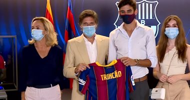 برشلونة يتجاهل ثورة ميسي ويعلن توقيع عقود ترينكاو.. صور