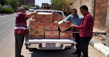 ضبط 3312 عبوة مواد غذائية منتهية الصلاحية قبل طرحها بأسواق الأقصر (صور) 