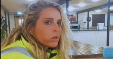 فتاة توثق عملها فى شركة تعدين بصحراء أستراليا على تيك توك