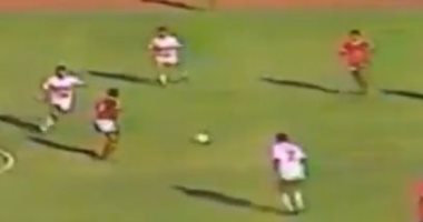 مجدى عبدالغنى يستعرض مهاراته أمام لاعبى الزمالك فى مباراة قمة قديمة.. فيديو
