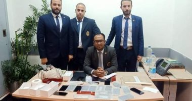 راكب بمطار القاهرة يحاول تهريب هواتف محمولة حول جسده.. صور