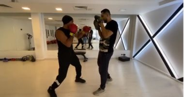 أحمد العوضى يتحول لملاكم فى فيديو جديد ومحمد عبدالرحمن مازحا: خليها على الله