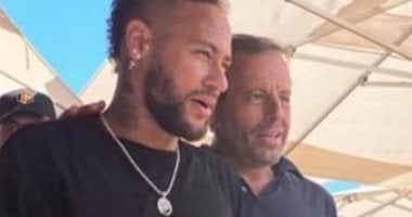 نيمار يثير الجدل بصورة مع رئيس برشلونة السابق أثناء العطلة الصيفية