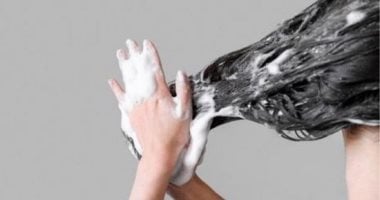 العناية بالشعر.. اعرفى إزاى تغسليه صح "ابعدى البلسم عن فروة رأسك"