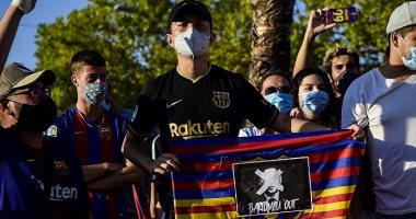 جماهير برشلونة تقتحم "كامب نو" للمطالبة ببقاء ميسي ورحيل بارتوميو.. فيديو