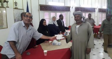 صور.. تسليم 30 شهادة محو أمية بمركز كوم أمبو محافظة أسوان
