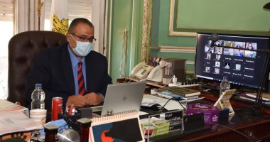 نائب رئيس جامعة عين شمس يعتمد خطط التعليم الهجين بالكليات