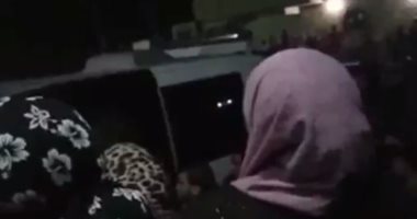 فيديو.. صراخ الأهالى لحظة نقل جثامين ربة منزل وطفليها عثر عليهم مذبوحين بالبحيرة