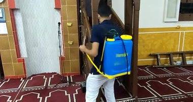 شباب "الكرنك بخير" يطلقون حملة تعقيم للمساجد فرحا بعودة صلاة الجمعة.. صور
