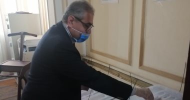 نقيب البيطريين يدلى بصوته فى انتخابات التجديد النصفى