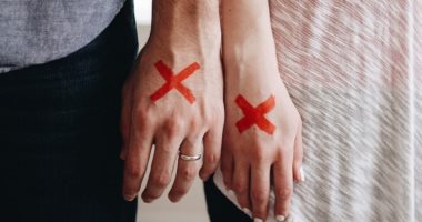 هندية تطلب الطلاق بسبب حب زوجها الزائد لها "بيقوم بشغل البيت ومش بيزعقلى"