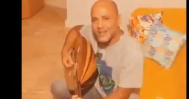على العود والجيتار.. عزيز الشافعى وتامر حسين يغنيان أماكن السهر للهضبة.. فيديو