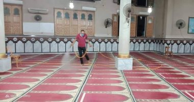 تطهير مساجد دمياط استعدادًا لعودة صلاة الجمعة غدًا.. صور