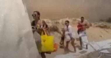 عاصفة رملية تصدم المصيفين على أحد شواطئ إقليم بوجليا في إيطاليا.. فيديو