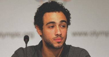 بطل العالم السابق فى الإسكواش يغنى "على حبك" للهضبة عمرو دياب.. فيديو