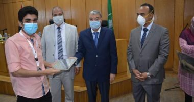 محافظ المنيا يكرم أوائل الثانوية العامة على مستوى المحافظة .. صور 