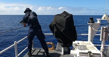 خفر سواحل أمريكى يطلق النار على سمكة قرش لإنقاذ 40 شخصا.. صور