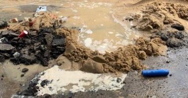 سيبها علينا.. كسر ماسورة مياه فى شارع المغاربة بالإسكندرية..والأهالى يشتكون