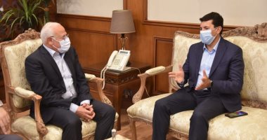 وزير الشباب والرياضة يزور بورسعيد والمحافظ يستقبله بمقر المحافظة.. صور