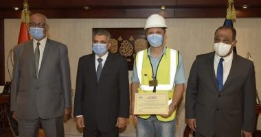 رئيس هيئة قناة السويس يكرم العاملين بأنفاق تحيا مصر بعد حسن تعاملهم مع حادث تصادم