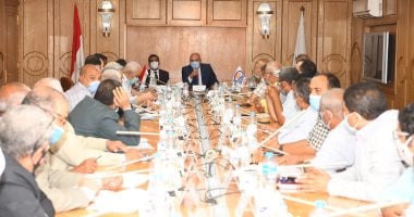 محافظ قنا يناقش بنود كراسة شروط حجز الأراضى السكنية بمدينة الأمل بنجع حمادي.. صور
