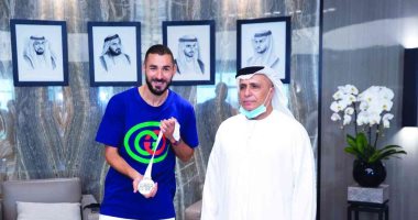 تكريم بنزيما نجم ريال مدريد فى دبى لجهوده بمكافحة كورونا