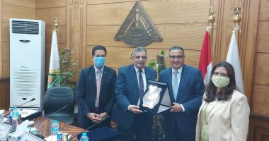 مجلس جامعة بنها يكرم نائب رئيس الجامعة لبلوغه السن القانونية ويشيد بمجهوداته
