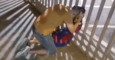 مشجع برشلونى ينهار فى البكاء أمام كامب نو حزنا على رحيل ميسي.. فيديو