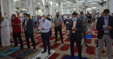 وزير الرياضة ومحافظ بورسعيد يؤديان صلاة الجمعة بمسجد السلام.. صور