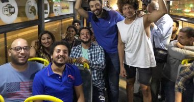 أحمد الفيشاوى ودينا الشربينى فى أتوبيس بكواليس "30 مارس"