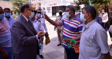 المحافظون يلتقون المواطنين بعد أداء صلاة الجمعة لبحث مطالبهم.. صور