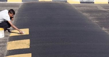 إنشاء مطبات صناعية جديدة بطريق القرى السياحة بسفاجا للحد من الحوادث.. صور