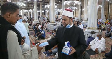 صورة اليوم.. "الدين حياة" شعار الأئمة فى أول صلاة جمعة بعد كورونا