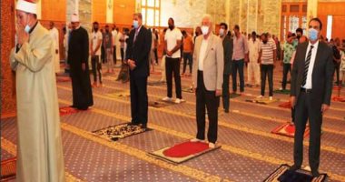 محافظ جنوب سيناء يؤدى صلاة الجمعة ويشيد بوعى المواطنين.. صور