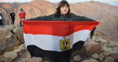 النمر الأبيض.. محمد أول طفل متلازمة داون يصعد جبل موسى.. خاض المغامرة فى 7 ساعات.. البطل: نفسى أطلع ضابط.. ووالدته: تم تكريمه من وزير الشباب وأول كلمة نطق بها فوق الجبل "يا رب".. صور