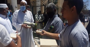 مواطنون يوزعون أرز بلبن احتفالا بفتح المساجد لصلاة الجمعة فى أسوان.. صور