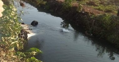 انقلاب سيارة إثر حادث تصادم بطريق زفتى - المحلة فى الغربية.. صور