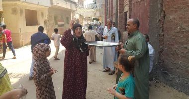 وعدت فأوفت.. الحاجة سعدية من الشرقية نذرت توزع أزر بلبن مع عودة صلاة الجمعة.. صور