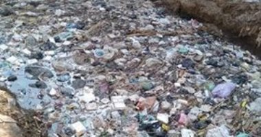 قارئ يشكو تراكم القمامة بترعة الفلفلة بمحافظة القليوبية