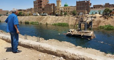 رئيس مدينة إسنا يتفقد مشروعات لوحات الكهرباء وإنشاءات كوبرى الطوايع.. صور