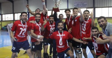 رئيس العبور يصرف مكافأة للاعبى اليد بعد التتويج  بدورى الدرجة الأولي 