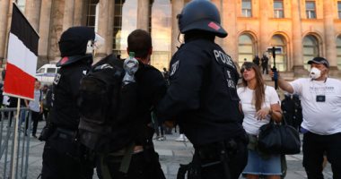 صور.. شرطة برلين تحتجز 300 وتفرق مظاهرة ضد قيود فيروس كورونا