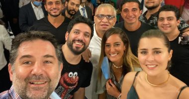 أسرة "توأم روحى" تشاهد الفيلم مع الجمهور.. والسبكي يهديه لرجاء الجداوي.. صور
