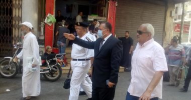محافظ أسيوط يوجه بنقل الباعة الجائلين إلى الأسواق المخصصة لهم.. صور