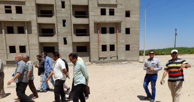 لجنة وزارة الإسكان تتفقد مشروع منخفض التكاليف بفطيرة بأسوان.. صور 