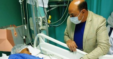 محافظ أسوان يزور "طفل العجانة" بالقاهرة.. ويؤكد: حقه لن يضيع.. صور