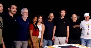 فركش.. أبطال فيلم "موسى" يحتفلون بانتهاء التصوير بصورة الكيكة 