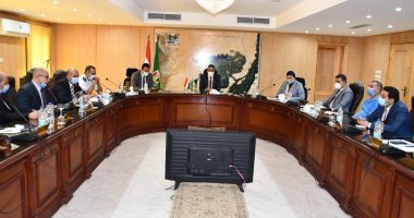 محافظ الفيوم يبحث قضايا الطفولة والأمومة باجتماع اللجنة العامة لحماية الطفل