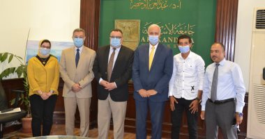 رئيس جامعة الإسكندرية يستقبل بائع الفريسكا ويشيد بكفاحه.. طالب الطب يتلقى منحة كاملة ومبلغا شهريا للتفرغ للدراسة.. الكردى يعرض على الطالب الدراسة بالبرنامج الدولى.. ويؤكد تقديم كافة أشكال الدعم للطالب المتفوق