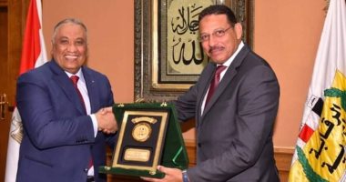 صور.. اجتماع رئيسى هيئة الرقابة الإدارية السابق والحالى بالهيئة